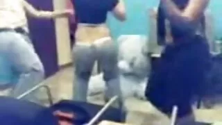 کئی سفاکانہ سینگ دوستوں پر حملہ ایک busty سنہرے بالوں والی مشکل فیلم سوپر خارجی خشن