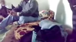 بڑی titied brunette فیلم آمریکایی صحنه دار سکسی کے ، چھلانگ پر مشکل شافٹ اور شوقین کام کرنے کے لئے ایک جوڑی کی studs
