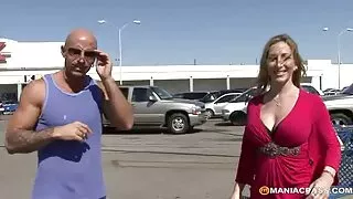 شہوانی ، شہوت انگیز شیشے پہنے seduces نوجوان فیلم سکسی خارجی پورن brunette کے
