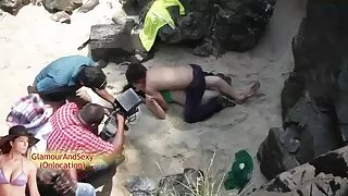 مختصر گھوبگھرالی بالوں والی MILF lures فیلم سکسی وحشی خارجی سیاہ دوست کے لئے سواری اور دودھ ان کے مضبوط ڈک