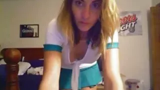 Busty گرم لڑکی ہے اس سکس ورزشی خارجی کے سر کے لئے ایک emo آدمی آدمی